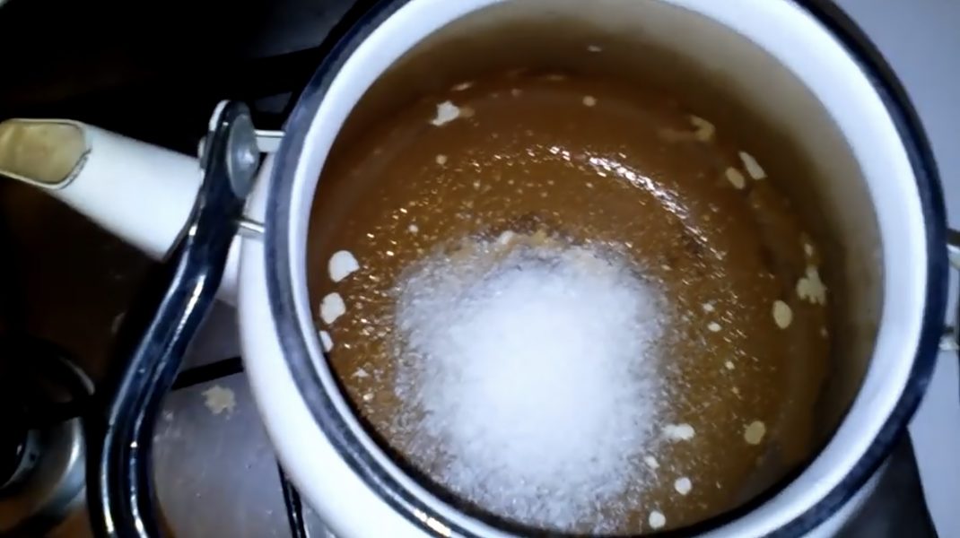 acide citrique dans une théière
