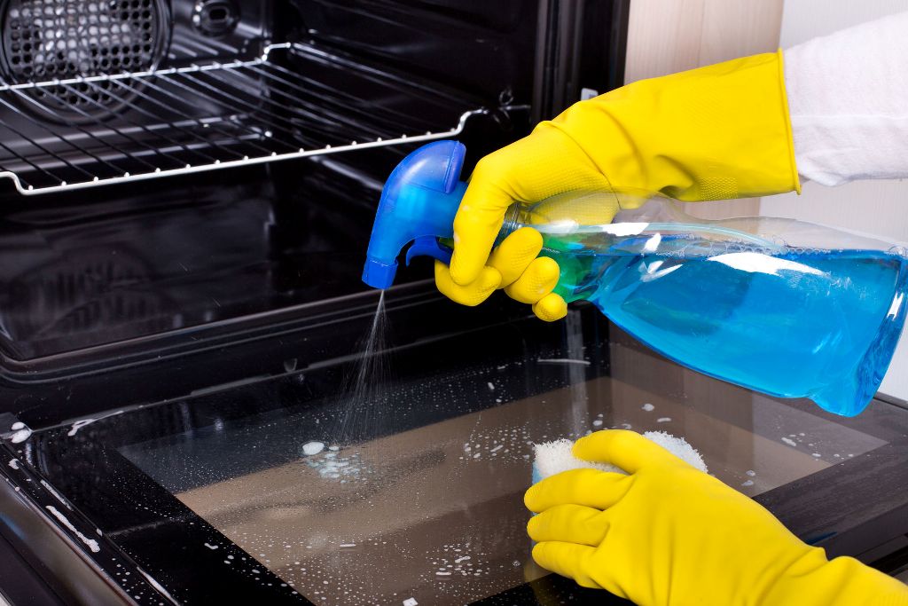 Backofen mit einem Spray reinigen