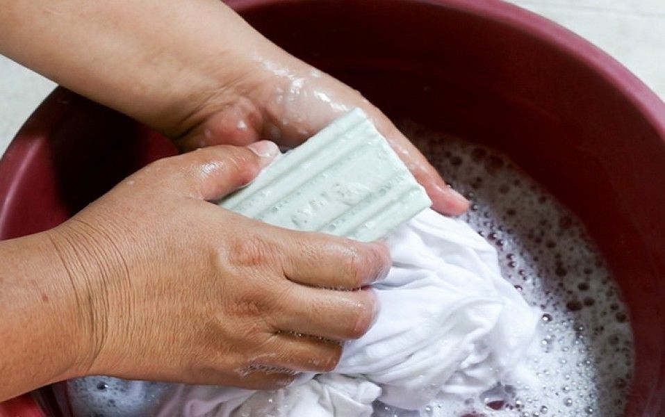 lavage à la main avec du savon