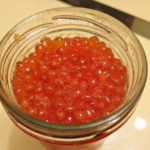 bocal en verre avec du caviar rouge