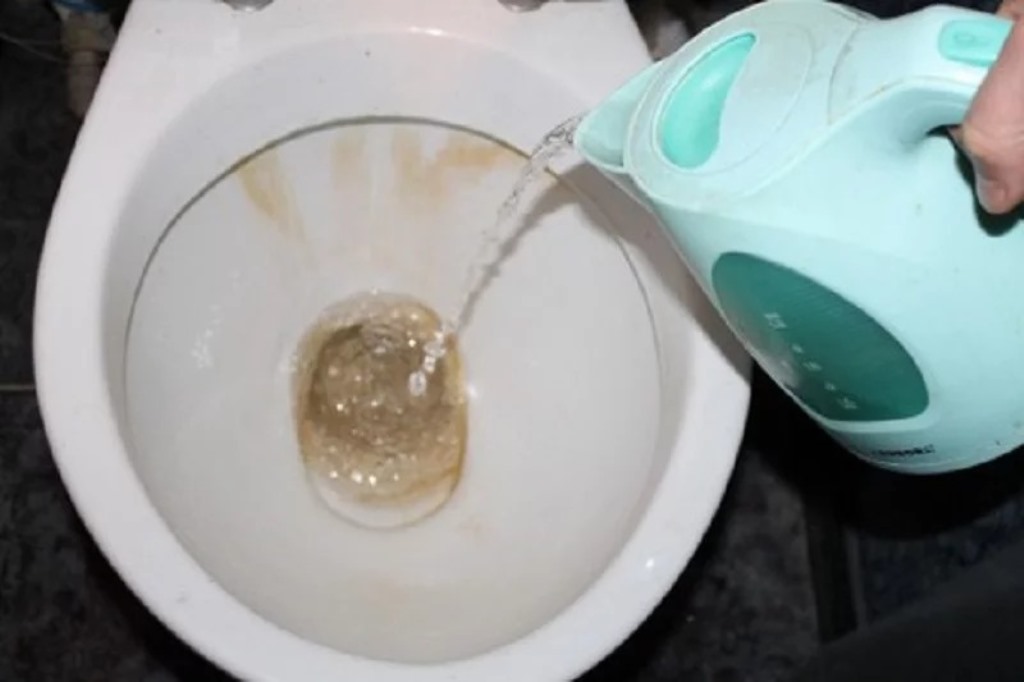 ρίξτε βραστό νερό στην τουαλέτα