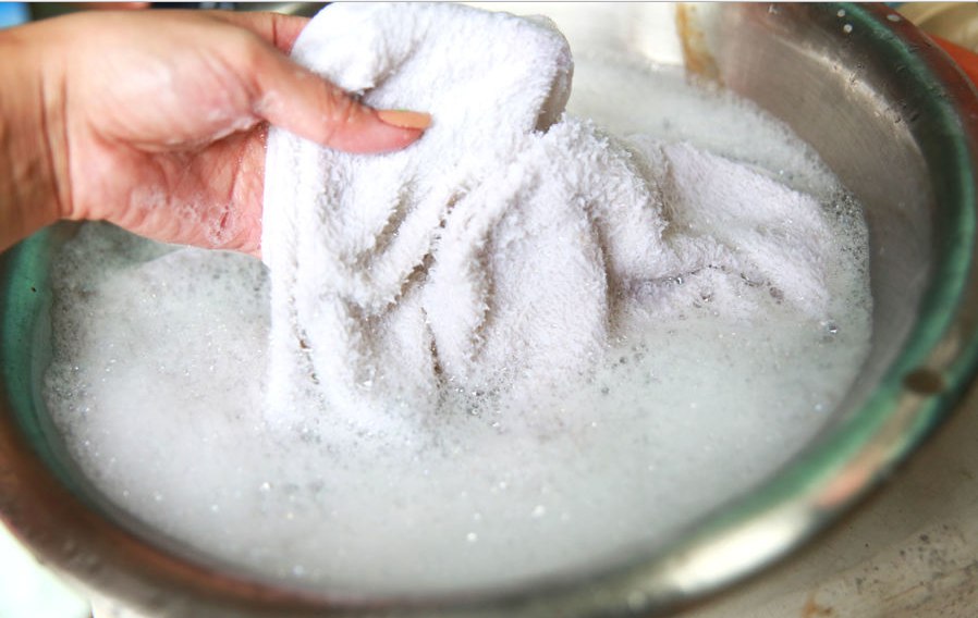 soaking towels in baking soda