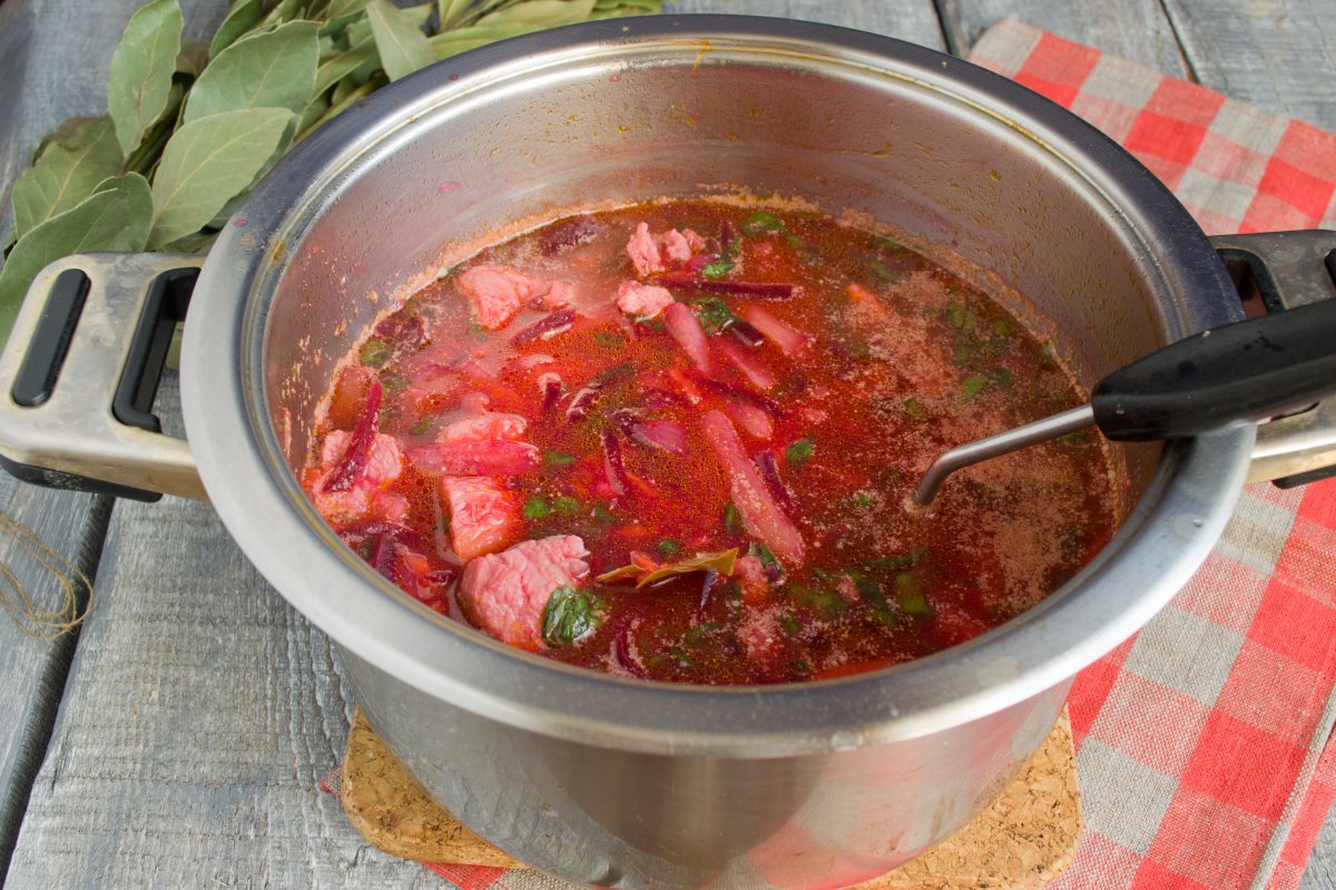bortsch dans une casserole