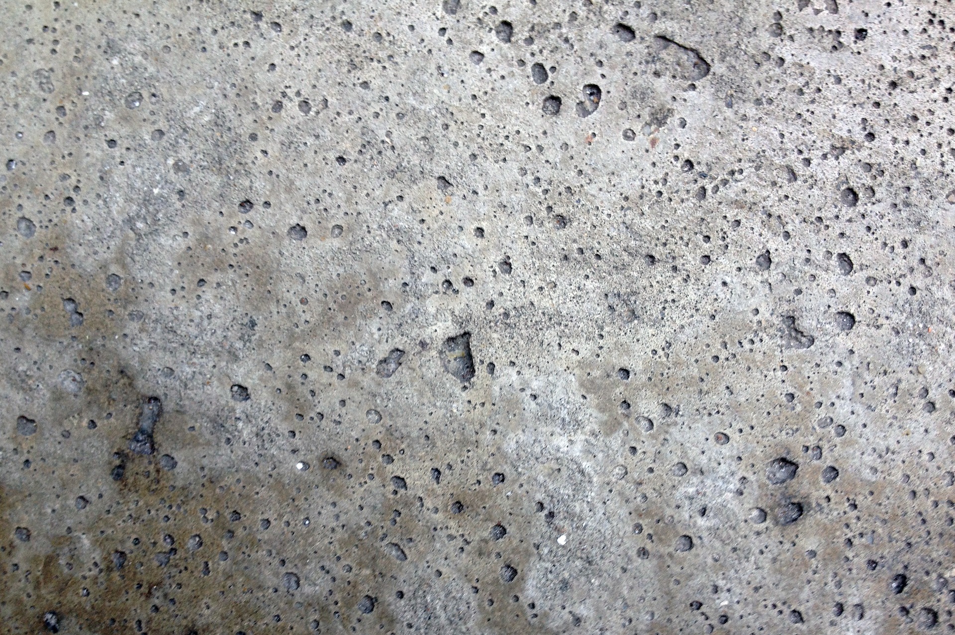 Beton von Farbe reinigen