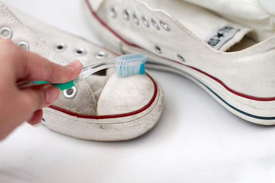 nettoyer les baskets blanches avec du dentifrice