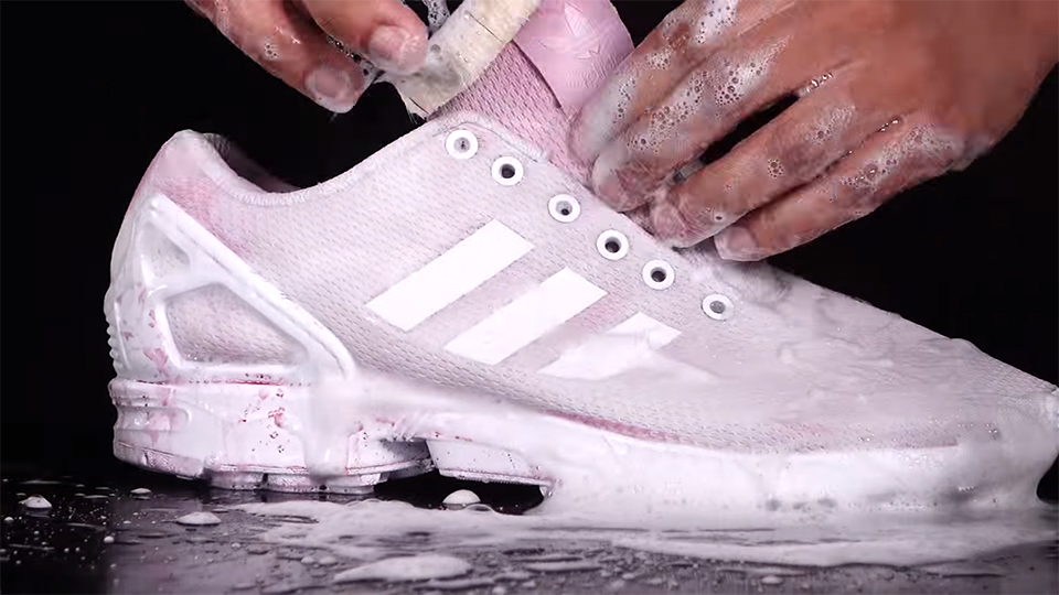 nettoyer les baskets blanches