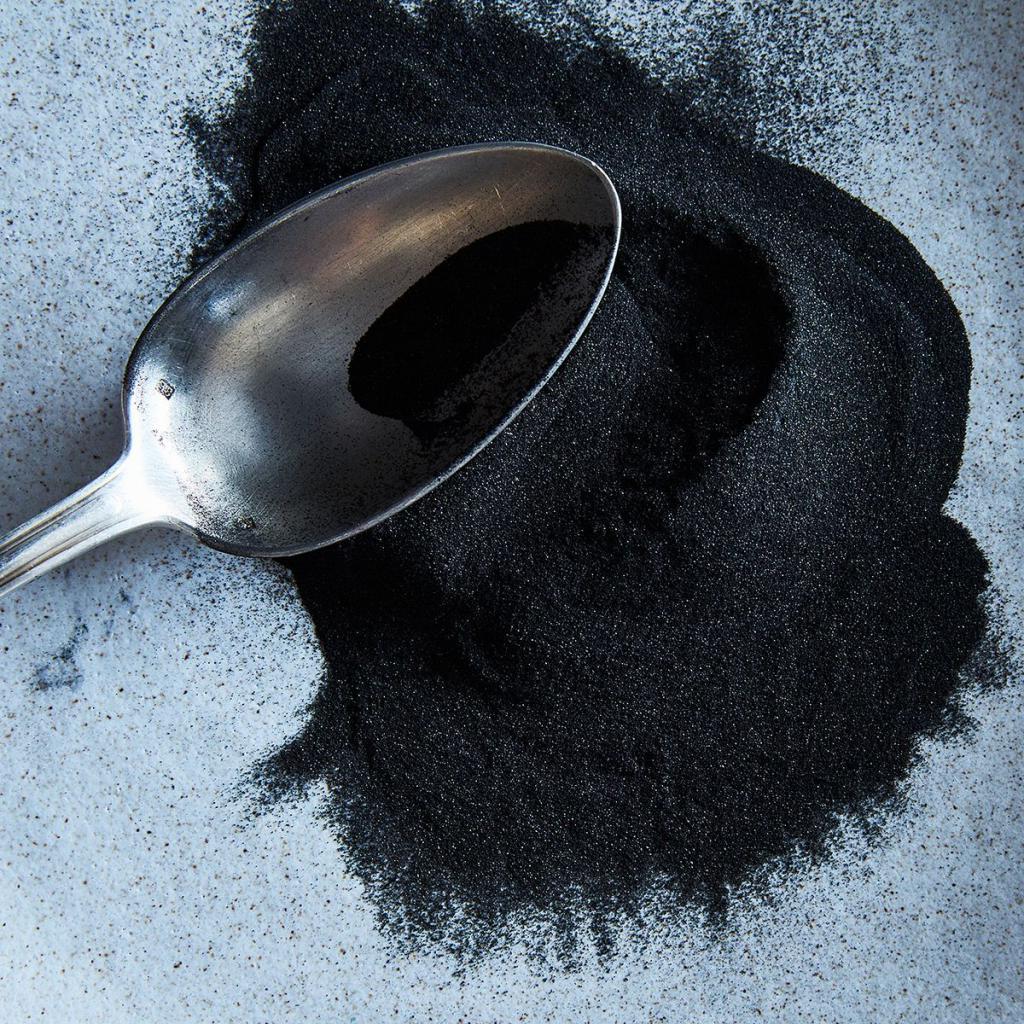 limpando a panela com carvão ativado