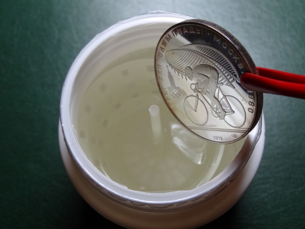 limpando moedas de prata