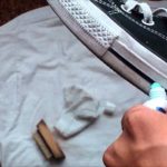 nettoyer les semelles des baskets avec du dentifrice