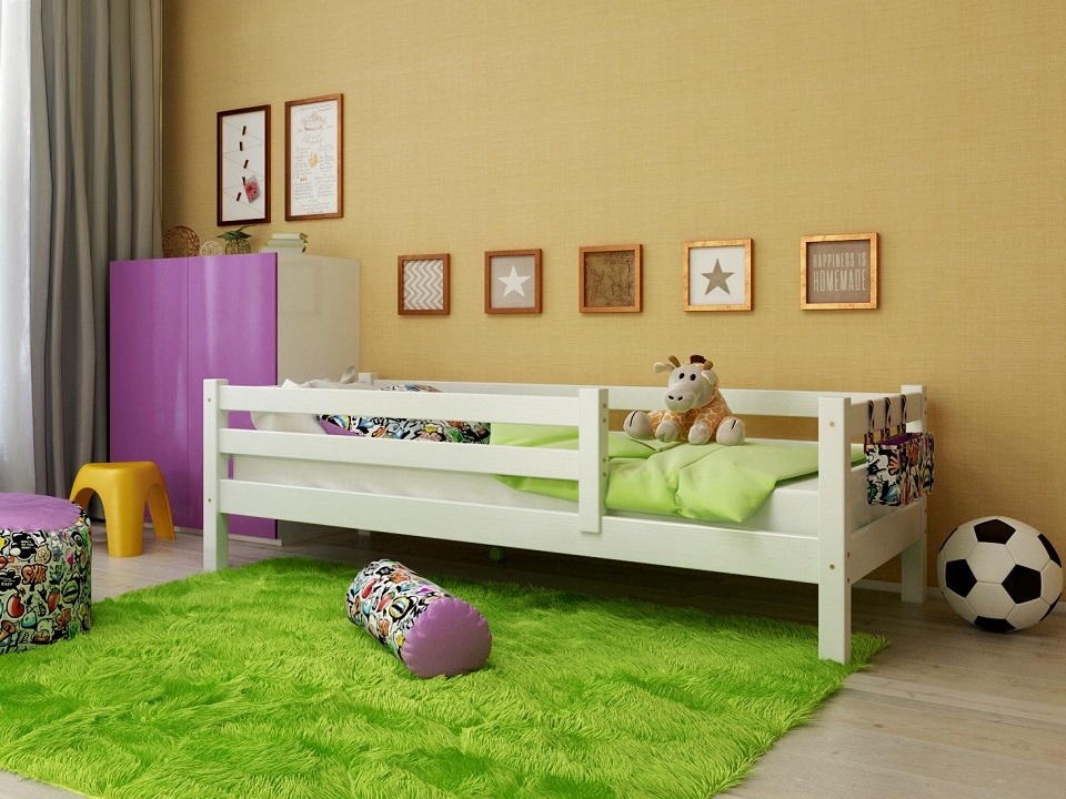 Babybett mit Stoßstangen Foto