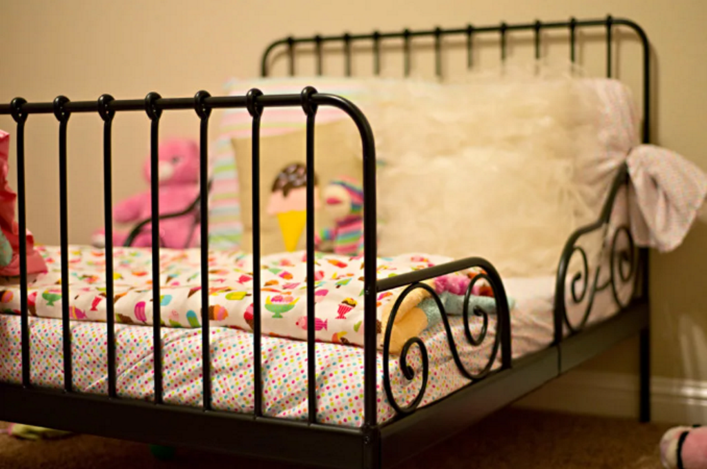 lit bébé en métal avec tour de lit à partir de 2 ans