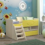 Camas para niños con parachoques de ideas interiores de 3 años.