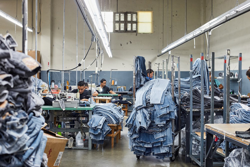 trous sur les jeans dans une usine