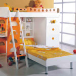 un lit mezzanine avec un canapé dans la chambre des enfants