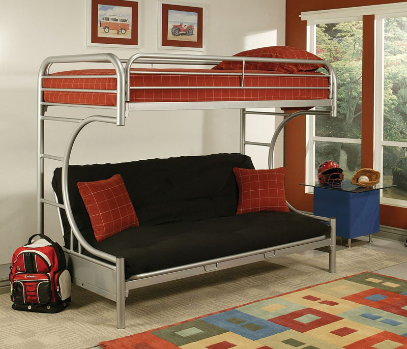 Lit en bois beau et confortable