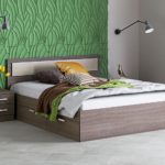 Doppelbett mit Schubladendekor