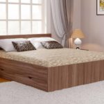 Doppelbett mit Schubladendekoration