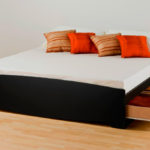 Doppelbett mit Schubladen im Innenraum