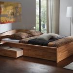 Doppelbett mit Schubladen im Innendesign