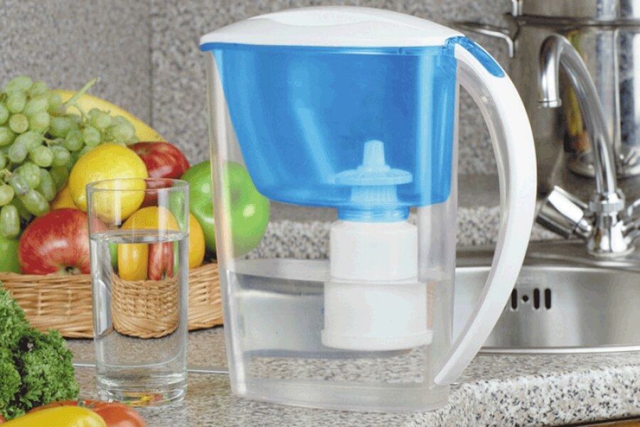 carafe filtrante pour l'eau sur la table