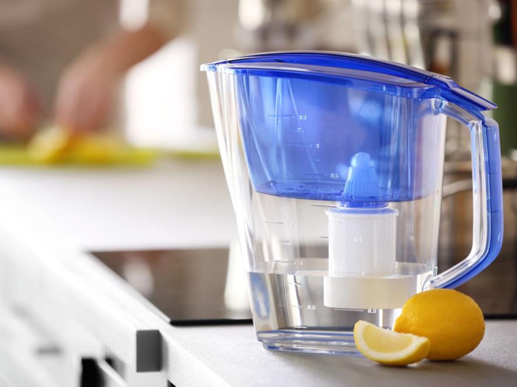 carafe filtrante sur la table