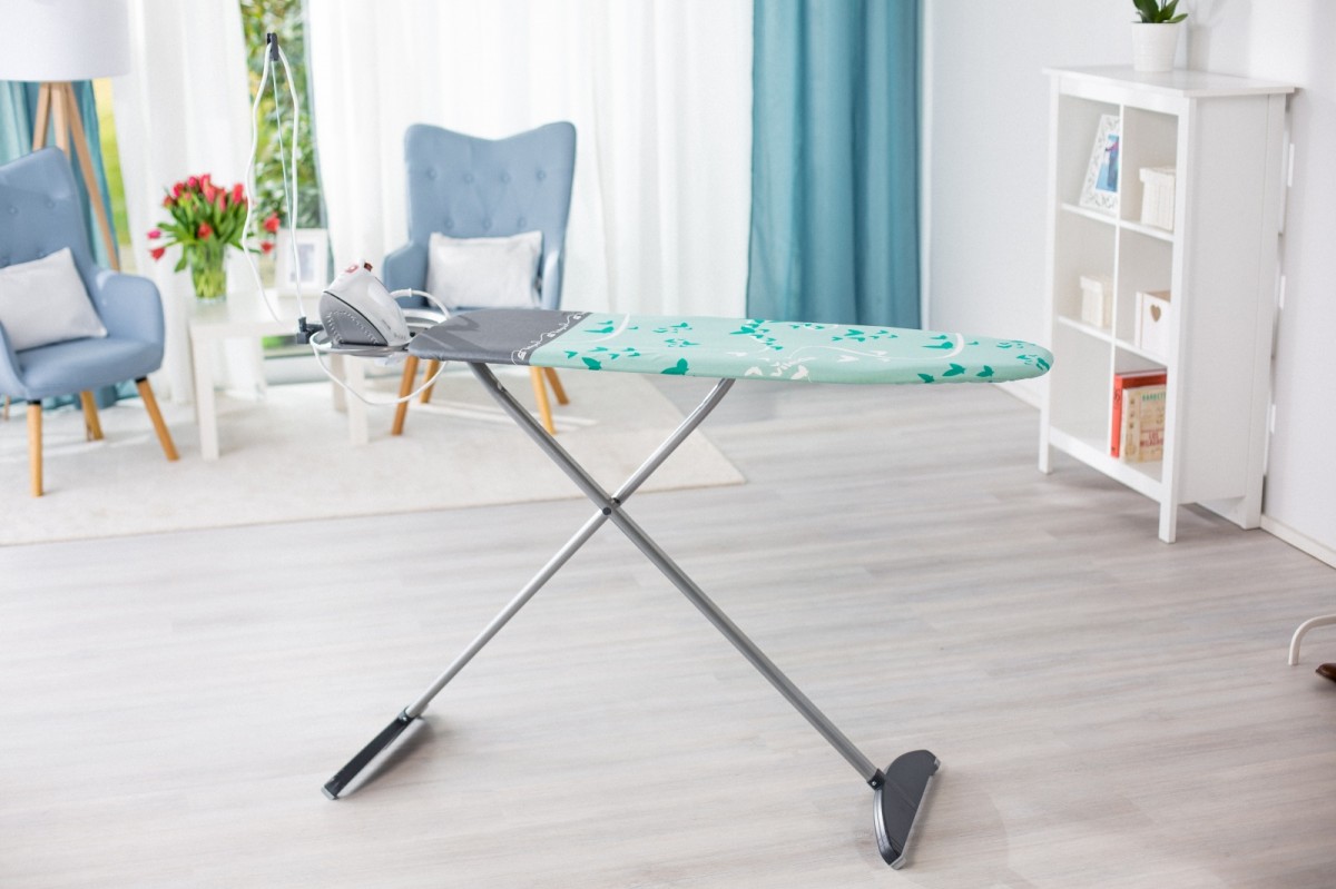 table à repasser dans la chambre