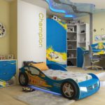 option d'un lit de voiture bleu pour un garçon
