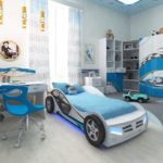 voiture-lit bleue pour un garçon avec éclairage