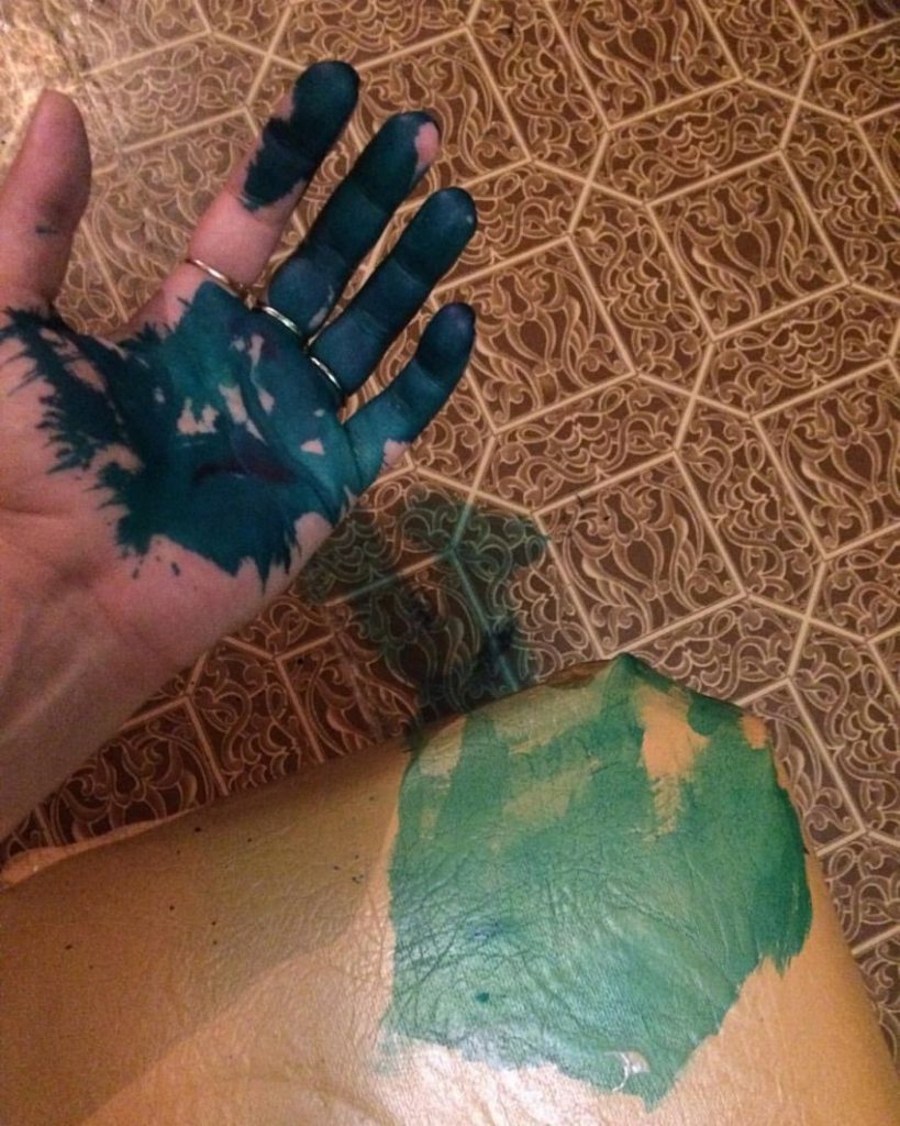 hoe maak je een leren bank schoon van briljant groen?
