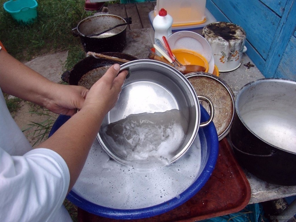 limpando a panela com refrigerante