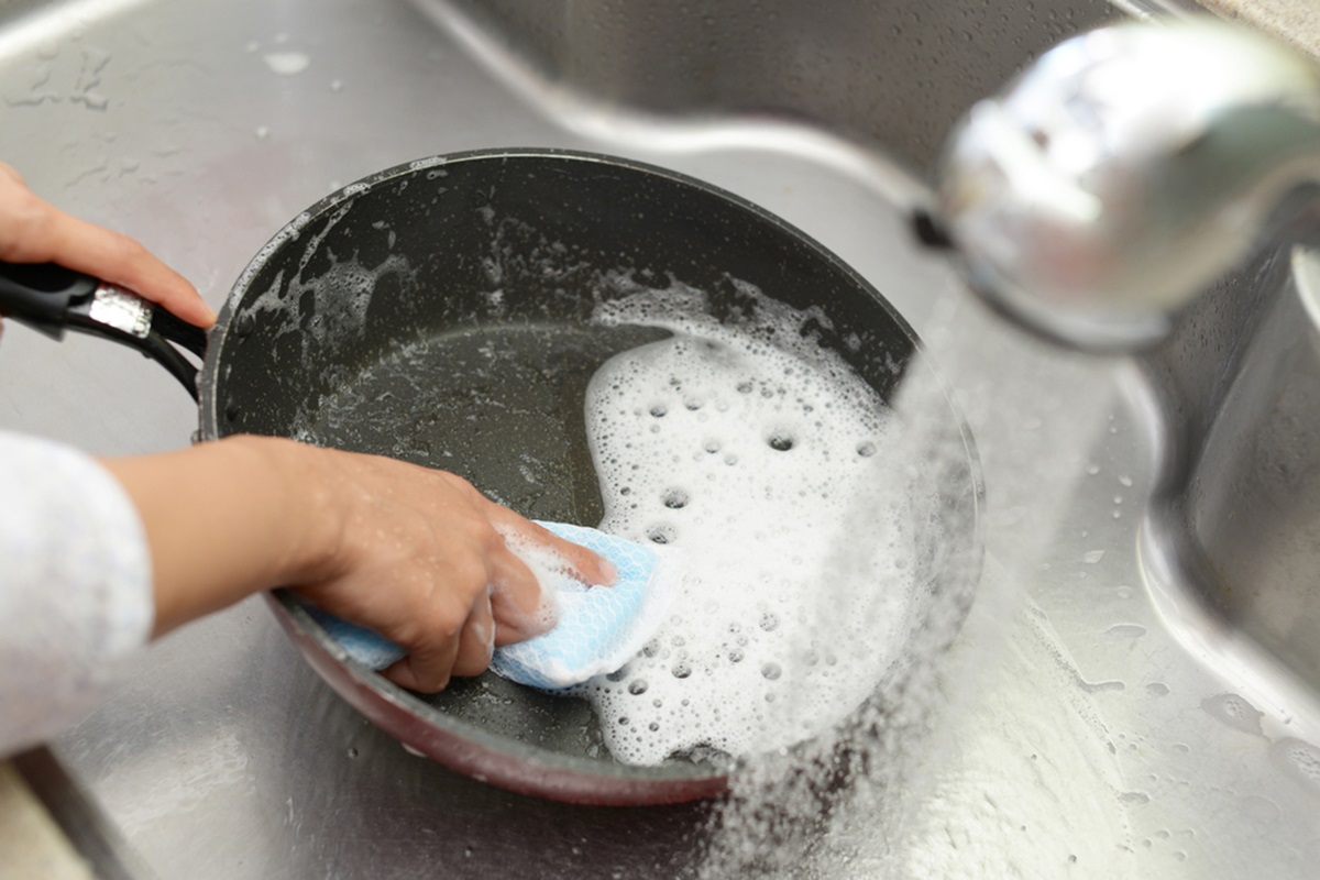 como limpar a panela com produtos