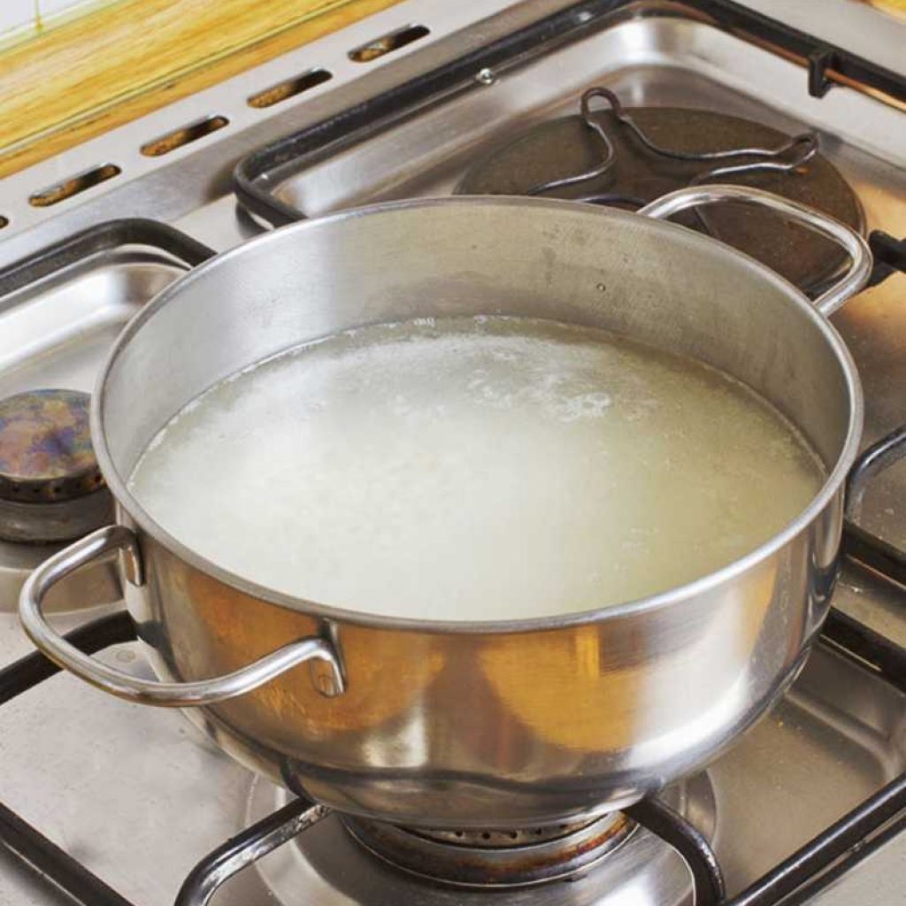 vinagre de comida queimada em uma panela