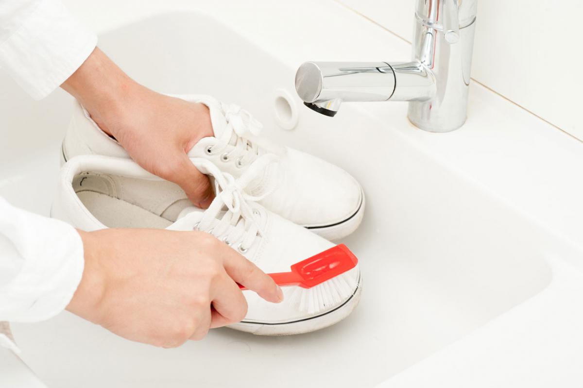 comment laver les baskets à la main