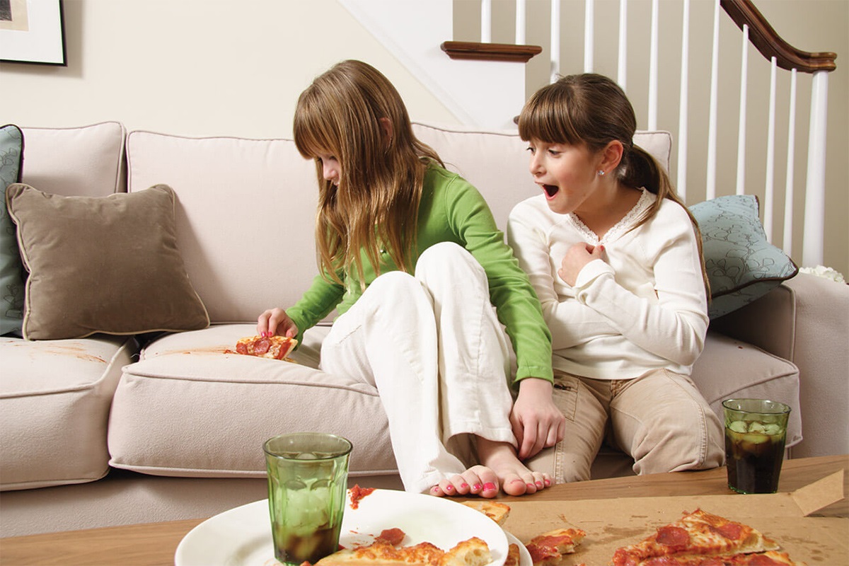 Kinder haben die Couch mit Pizza befleckt