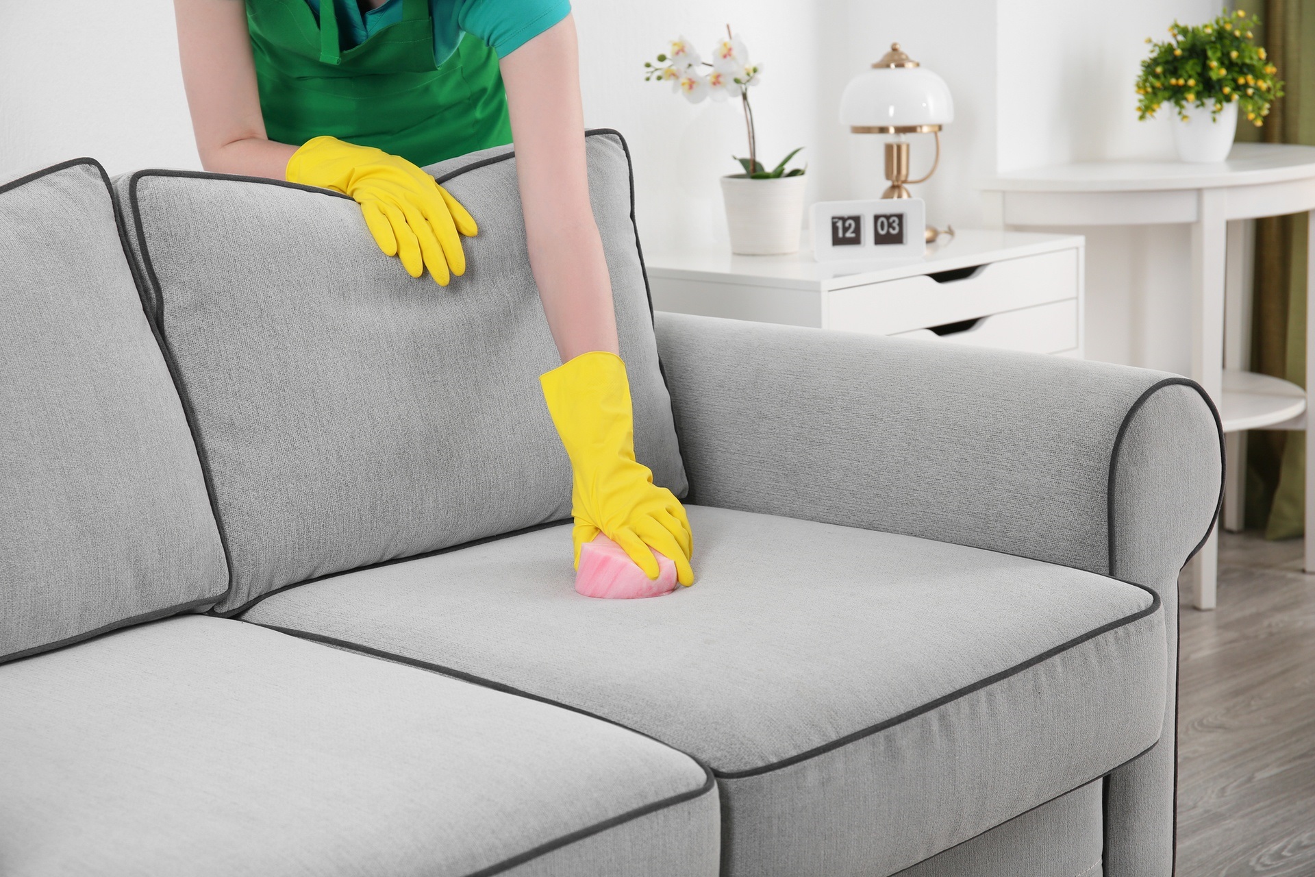 Polstermöbel mit Handschuhen reinigen