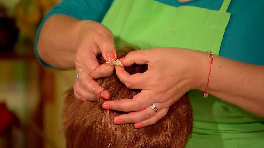 como remover a goma da raiz do cabelo