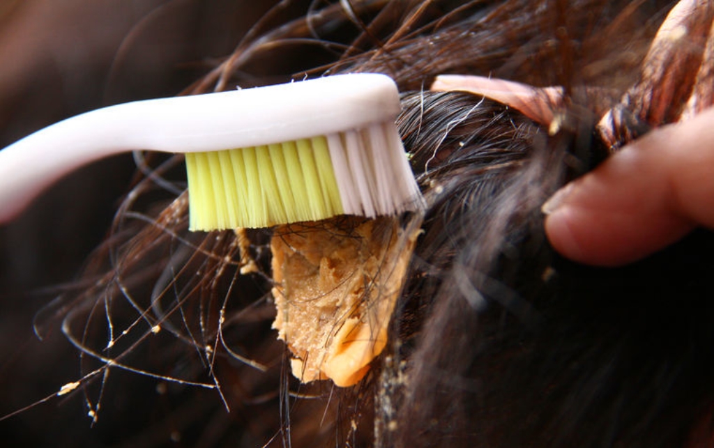 como remover chiclete do cabelo com manteiga de amendoim
