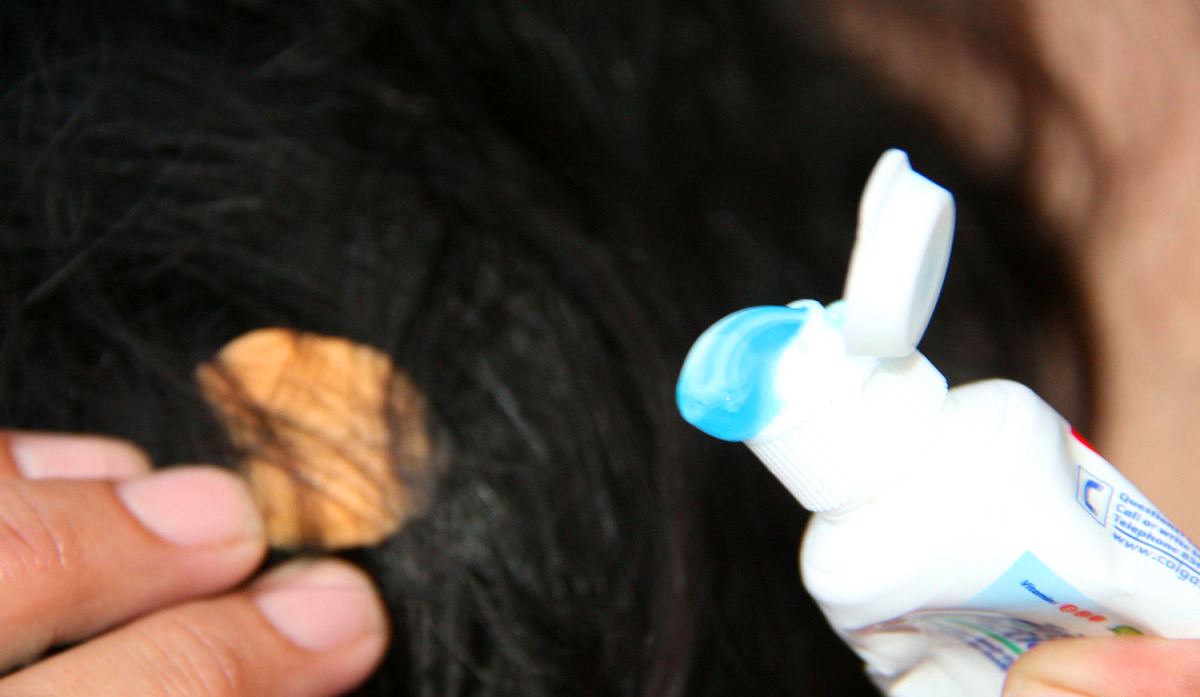 como remover a goma do cabelo com pasta de dente