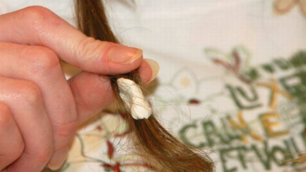 como remover chiclete do cabelo
