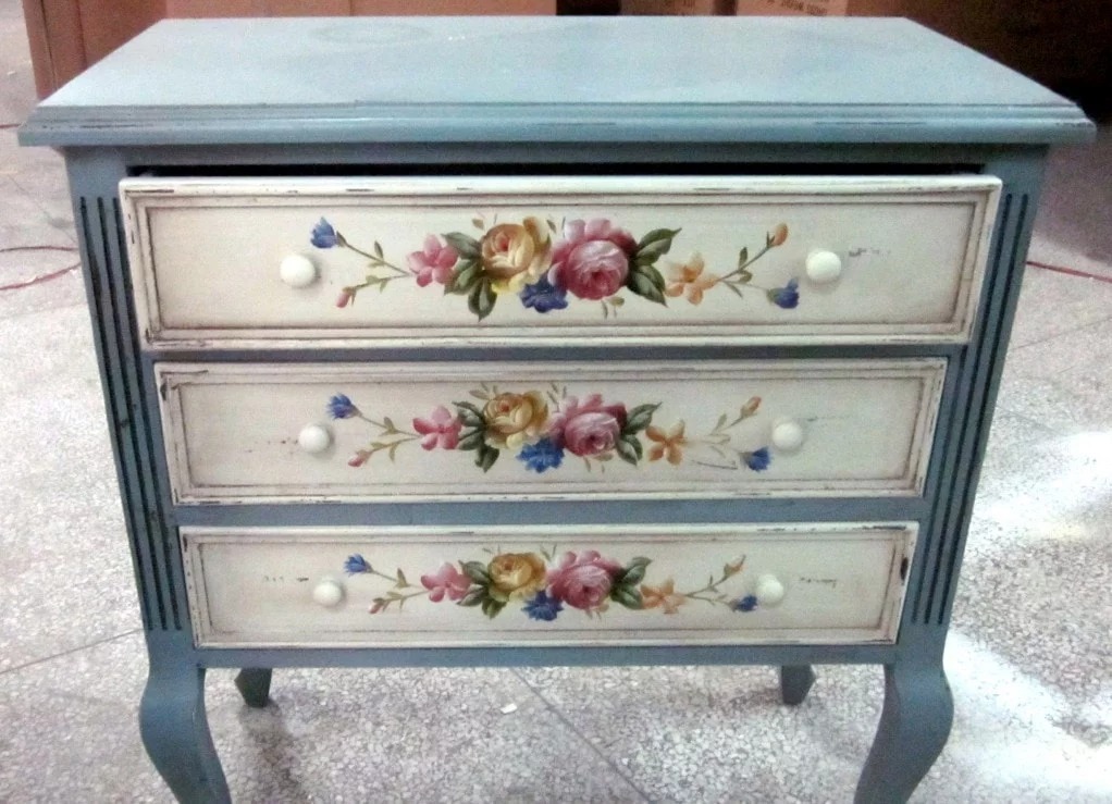 comò in stile vintage con pittura
