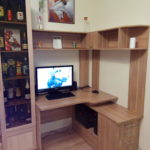 bureau avec étagères