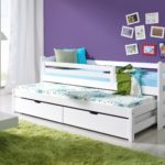 cama alta em quarto lilás