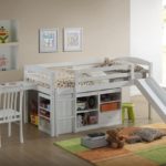 pat mansardat cu decorarea zonei de lucru