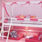 cama alta en el interior de la guardería