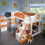 cama alta en la foto interior de la guardería