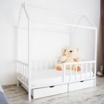 maisonnette pour enfants blanche avec un ours