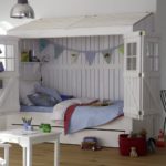 maisonnette pour enfants avec drapeaux