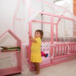 maisonnette pour enfants avec un enfant