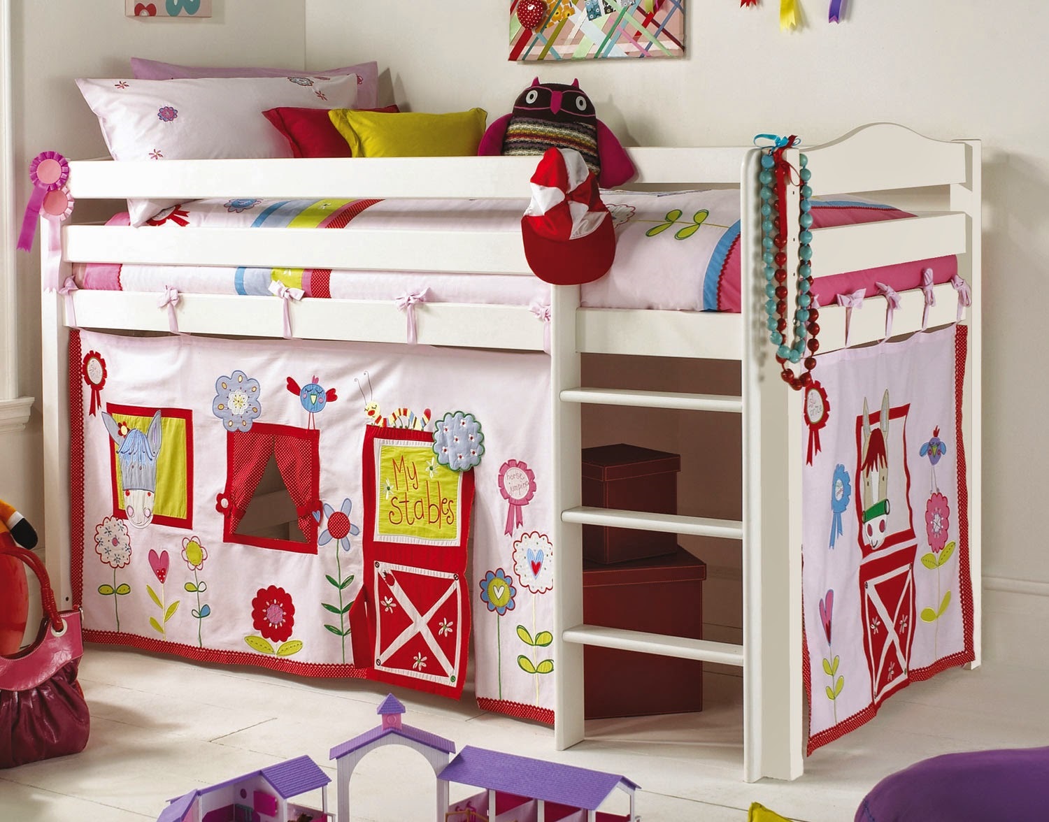 maisonnette pour enfants avec une chouette