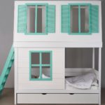 maisonnette pour enfants aux fenêtres bleues